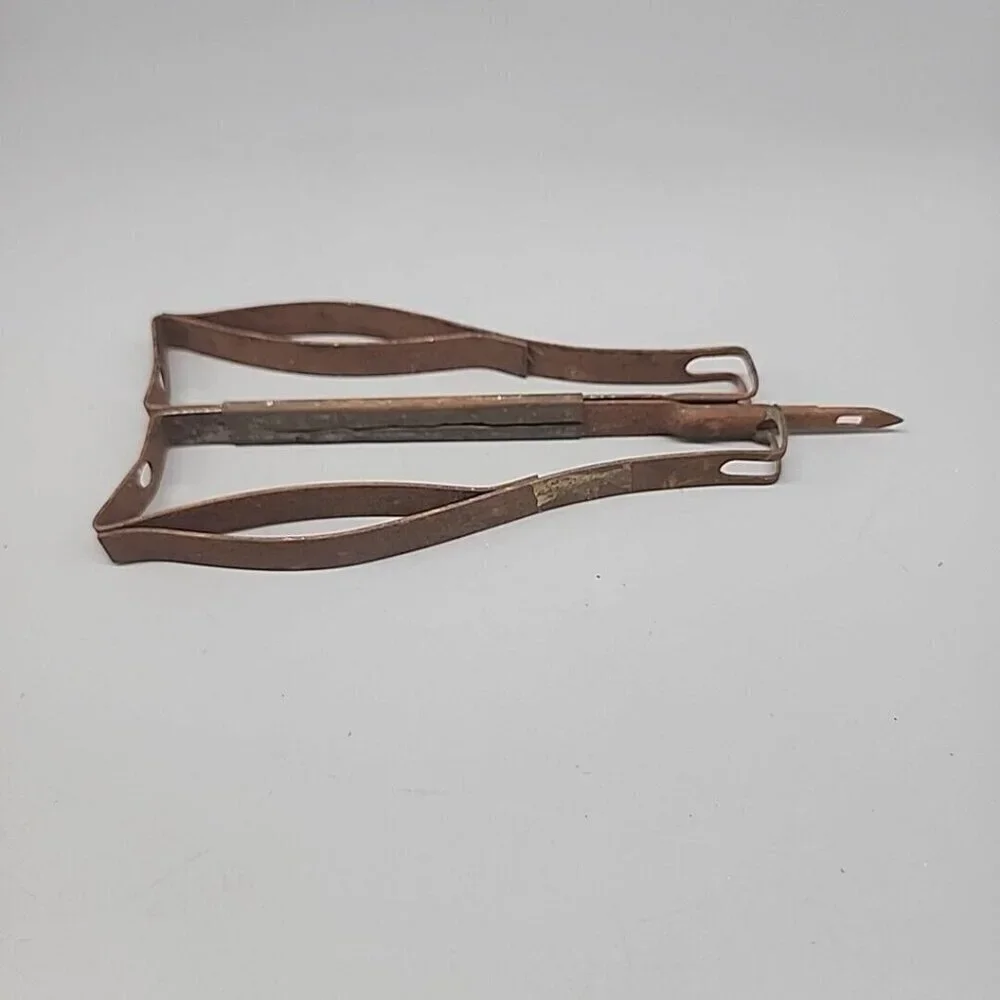 Vintage Rug Shuttle Needle for Yarn & Narrow Rags DIY Project Unmarked Rust - Picture 3 of 3